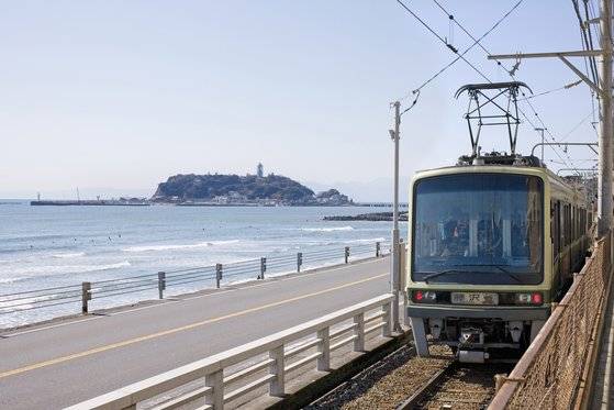 일본 가마쿠라시의 명물인 에노덴(에노시마) 전차. 100년이 넘는 역사를 자랑한다. 뒤편으로 보이는 해변이 원작 '슬랭덩크'에도 등장했던 쇼우난 해변이다. 사진 일본정부관광국