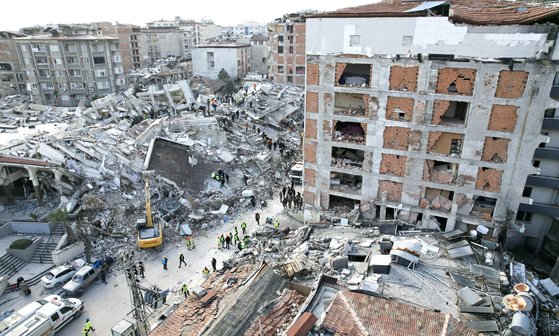 지난 10일(현지시간) 오후 튀르키예 하타이 안타키아 시내 건물들이 지진으로 인해 무너져있다. 연합뉴스