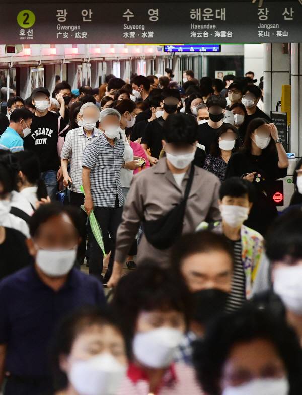 부산도시철도 서면역 플랫폼이 승객들로 북적이고 있다. 국제신문 DB