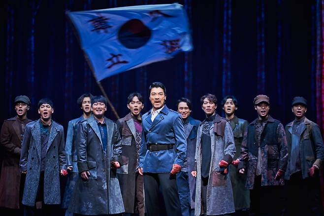 Musical actor Yang Joon-mo (center) performs as Ahn Jung-geun in "Hero." (Acom)