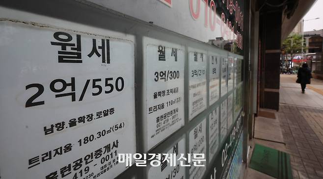 서울 송파구의 한 부동산 입구에 아파트 전세 매물 대신 월세 매물표만 잔뜩 붙어 있다. [박형기 기자]