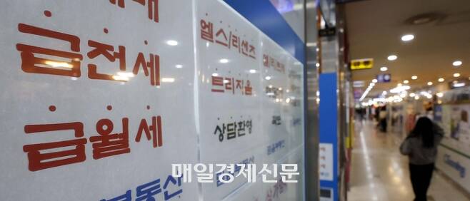 서울의 한 공인중개사무소에 전세 매물이 소개되고있다.