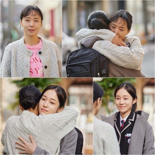 The mother-daughter chemistry of Jeon Do-yeon, royunseo continues.TvN Saturday drama  ⁇  Crash Course in Romance  ⁇  (Directed by Yoo Je-won, playwright Yang Hee-seung, production studio dragon) is a sweet and romantic romance of the president of the national side dish shop and the lecturer of Korean mathematics.With the 11th episode of the show set to air on Feb. 18, the site where Jeon Do-yeon greets Rohunseo on his way to school has been unveiled, drawing keen attention.Even if you do not say it, the two people who seem to feel each others sincerity give a warm smile.In the last broadcast, Hai made a courageous choice for the happiness of the destination. In the past, I had told my friend that the destination was not my mother but my aunt, but I was greatly hurt by the betrayal of my trusted friend.When the relationship between the destination and Hwang Chi-yeul (Chung Kyung-ho) was branded as Scandal, Hai blamed himself for not being able to tell the truth because of past injuries.In particular, if Young-joo (Lee Bong-ryeon) finds out the truth, her mother will not have to be misunderstood and her teacher will not be tired. But the sight of her crying that she does not have the courage has made many people feel sad.However, he was encouraged by the way he liked each other and the difficulty of Hwang Chi-yeul, and Confessions of the fact that the destination was not his mother but his aunt, and the relationship between the two was confidently called romance, not  ⁇  Scandal.Therefore, not only the expectation for the romance flower road of Hwang Chi-yeul, but also the full support of the viewers is continuing in the way of the courage for the two people.Among them, Steele captures the way to meet the school going to school, and the warm family feeling between the two makes the audience happy.It is a way to hug Hae with all his heart, as if he had counted all of his heart that had been suffering for a long time. In the image of Hae who is making a comfortable face in his arms, his mind is conveyed to each other.Especially, the smile that smiles as if it is okay to face the line and the expression of the line looking at such a sea doubles the goodness because the complex feelings including the peculiarity and the gratitude are reflected.As such, your family has overcome Danger with family unity and unity without being shaken by big winds.The destination and the sun have sometimes raised the temperature of the minds of viewers with their unique mother-daughter relationship, relying on each other, comforting and understanding each other like a friend.Now, beyond the big Danger, the future and the future of Crash Course in Romance will be more exciting, whether or not the day will be full of happiness for these families.(Photo provided = tvN