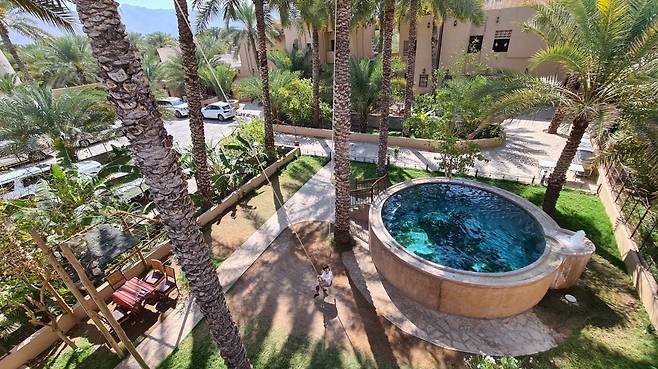 니즈와 올드 타운에는 오래된 물을 개조해 여관으로 만든 곳이 많다