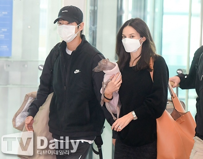Actress Song Joong-ki and wife Katie Lewis Saunders were spotted touching.On the 16th, Song Joong-ki left for Hungary through Incheon International Airport to film the movie Rogiwan. Among them, wife Katie was pregnant with a child, but accompanied Song Joong-ki to leave the country.Many reporters flocked to the airport to catch the news of the couple, who have already become husband and wife due to their marriage registration.Katie was holding her dog, and she looked a bit nervous in front of the camera. It was her husband Song Joong-ki who walked behind and beside her as if to protect Katie.In particular, when the official camera of the reporters was removed, he naturally put his hand on Katies shoulder or stroked her hair to show off his affection. It was a sweet honeymoon couple itself.Katie is a British national and was born between a British father and a Colombian mother. She has lived in England and Italy since childhood and majored in business administration at the University of Bocony in Italy.He was an actor when he was a teenager, but has not been in the entertainment industry since 2019.