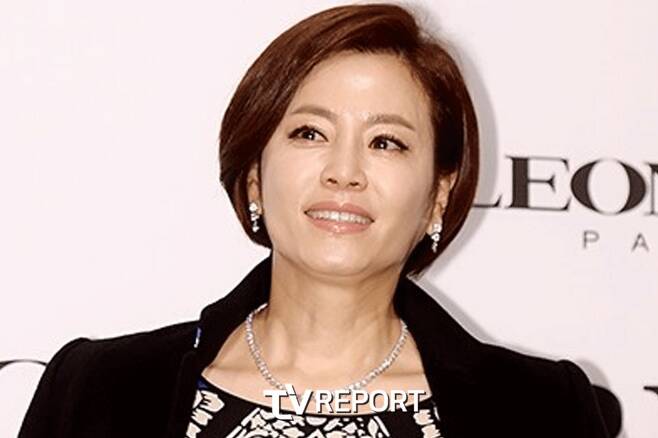 Actor and singer Kyeon Mi-ri said, I am Victims of a multistep fraud case. I appealed to him and warned that I would not condone any more evil for Lee Seung-gi.On the 16th, Kyeon Mi-ri opened his mouth to the spreading public opinion.Kyeon Mi-ris legal representative said, The stock price manipulation case of Rubo, which has more than 300,000 Victims and has made extreme choices, is not related to the Husband of Kyeon Mi-ri. The Kyeon Mi-ri couple is a multistep fraud case The Victims of the .Kyeon Mi-ris Husband took Corebits paid-in capital increase of 26.6 billion won and used it to repay individual debts, and Kyeon Mi-ris Hannam-dong house was set up as a crime profit, It is not true at all. Finally, Kyeon Mi-ris legal representative Warning about malicious comments and unconfirmed articles.If the content that spreads false facts is not corrected, we will inevitably have to take legal action after this time, he said. The current situation in which false facts are rapidly circulated indiscreetly and become a fait accompli is that the Kyeon Mi-ri Family and the new family I will not condone it anymore, he said, indirectly referring to Lee Seung-gi.Meanwhile, public criticism of the Kyeon Mi-ri intensified when Lee Seung-gi earlier announced a marriage with Kyeon Mi-ris daughter Lee Da-in.This is the official position regarding the false information regarding Mr. Kyeon Mi-ri.Hello, this is Daeho, a law firm that serves as the legal representative of Kyeon Mi-ri and her agency Winners Media.First of all, I would like to say that Mr. Kyeon Mi-ri is very sorry to have to convey this position.However, the news that has been enlarged and reproduced irreparably around Kyeon Mi-ri and the family can no longer be tolerated, and I will pass on my position to correct it.1. Rubos stock price manipulation incident, in which Victims alone committed suicide with more than 300,000 people, has nothing to do with Kyeon Mi-ri and Husband.Mr. and Mrs. Kyeon Mi-ri are the sworn Victims of the multistep fraud, and I assure you that they are not involved in the manipulation of Rubo shares by The Associates.2. Kyeon Mi-ri It is also not true that Husband has taken CoreBits paid-in capital increase of 26.6 billion won and used it for personal debt repayment.Kyeon Mi-ri Mr. Husband has borrowed 500 million won, but the 500 million won has not been reimbursed a few months later and has consequently accumulated his wealth by taking core bit money.3. It is not true at all that the Hannam-dong house of Mr. Kyeon Mi-ri was provided with the proceeds of the crime, and the families are feeling guilty without guilt.The house was built at the end of 2006 by Mr. Kyeon Mi-ri, who bought the land, and the source of the money for the house was the income generated by Mr. Kyeon Mi-ris 30-year actor activity at the time.4. In addition, I regret the fact that it is difficult to enumerate, other distortions, exaggerated false articles, blog posts, YouTube productions, etc., and I sincerely request the deletion and correction of the articles, articles and videos.If it is not corrected, we will inevitably take legal action after this time.Once again, I would like to express my sincere condolences to Mr. Kyeon Mi-ri, and the current situation in which false facts are rapidly circulated indiscreetly and become a fait accompli is that the Kyeon Mi-ri Family and the new family I will not condone it anymore, and I will take the facts and other parts to the end with a strict response.