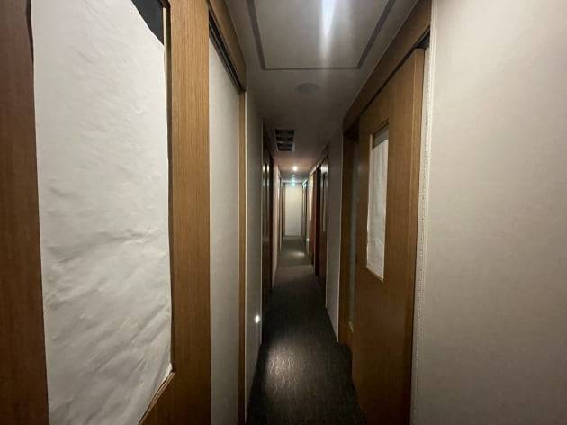 서울 서초구 서초동에 위치한 한 룸카페 복도에는 고시원처럼 방 20여개가 붙어있다./사진= 이현주 기자