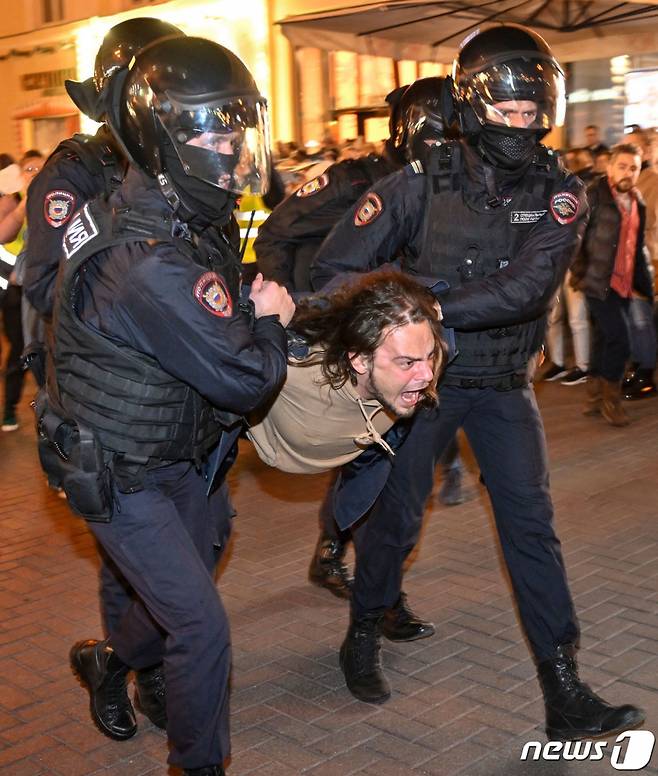 지난해 9월 21일(현지시간) 모스크바에서 블라디미르 푸틴 러시아 대통령의 부분적 동원령에 항의하는 시위대가 경찰에 연행되고 있다./사진=뉴스1