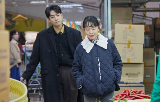  ⁇  Crash Course in Romance ⁇ Jeon Do-yeon and Jung Kyung-ho show a more delightful love mode.TvNs Drama  ⁇ Crash Course in Romance ⁇  unveiled the SteelSeries of Jeon Do-yeon and Hwang Chi-yeul (Jung Kyung-ho) enjoying the market date ahead of the broadcast on the 19th.Hwang Chi-yeul, who became an official lover after confirming each others hearts in the last broadcast, continued to love Alkhondong.When Dong-hee (Shin Jae-ha) went bowling together on Chicken Day, he began to worry about Dong-hees behavior, which quietly showed hostility.Hwang Chi-yeul expressed his feelings frankly to Hwang Chi-yeul, but he was displeased with the attitude of Hwang Chi-yeul, who embraced Dong-hee.Hwang Chi-yeul, who is embarrassed by the appearance of the sulking destination. While the appearance of these two people is lovely, expectations are gathering what their first quarrel will end.The SteelSeries, which has been unveiled, has a trail of contention, but it disappears and captures Hwang Chi-yeul, who enjoys the market date, and the charm of the two peoples lovely smiles purifies the minds of the viewers.Hwang Chi-yeul looks lovingly at the back of the way to see the chapter. I feel lovely to see the two people who finished with the romantic date until I see the chapter.In another SteelSeries, you can see Hwang Chi-yeul, who is eye-catching with the momentum of being sucked into each other.Hwang Chi-yeuls eyes, looking at the face of the destination filled with love and affection, raises the shame of the moon to the peak, and the expression of the destination that responds with a unique and lovely smile attracts attention.Hwang Chi-yeul is also enjoying the love that has become an official lover and Hwang Chi-yeul is enjoying the dignified love.It is noteworthy how the sweet romance of Hwang Chi-yeul will lead to the unfolding.The production team will have a throbbing Date parade as well as a market date for Hwang Chi-yeul and Hwang Chi-yeul.As you have confirmed each others hearts and become an official couple, you can look forward to the colorful date of two people who enjoy it anytime, anywhere. Romantic moments that you want to keep turning will continue. ⁇  Crash Course in Romance  ⁇  will be broadcast at 9:10 pm on the 19th.Photograph: tvN