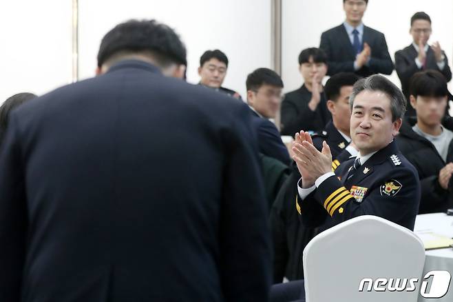 윤희근 경찰청장이 2일 오후 서울 서대문구 경찰청에서 열린 '전세사기 전국 특별단속 특별승진 임용식'에서 승진 대상자를 향해 박수를 보내고 있다. 2023.2.2/뉴스1 ⓒ News1 민경석 기자