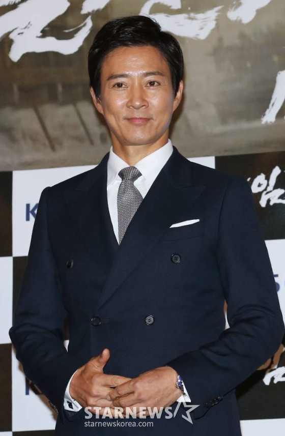As a result of the coverage on the 20th, Choi Soo-jong is cast as the main character Gang Gam-chan in KBS Nederlandse Publieke Omroep 50 Years special project new KBS1 weekend drama Koryo Goran War (playwright Lee Jung Woo, director Jeon Woo Sung and Kim Hansol) .Goryeo Golan War is a historical drama depicting the story of General Gang Gam-chan, who led the Battle of Kuju to victory by preventing the invasion of Golan during the reign of King Hyeonjong of Goryeo.The process of finding a solution to overcome the current national crisis of our time will be included through General Gang Gam-chan, Hyeon-jong, who opposes the invasion of Golan.Gang Gam-chan, who was taken over by Choi Soo-jong in the Goryeo Golan War, is a tattoo that led to the victory of the War with Golan.Choi Soo-jong will be back on KBS KBS1 weekend drama in 10 years after KBS1 weekend drama Dream of the Great King which was broadcasted in 2012 and 2013.Choi Soo-jong starred in KBS1 weekend drama such as Taejo Wang Geon, Haejin, Dae Jo Young, Dream of the Great King and so on.Choi Soo-jong has expressed dynamic and sympathetic expressions of the representative heroes of Korean history in various KBS1 weekend drama.Therefore, it is expected that Hero Gang Gam-chan will be expressed in this Goryeo Goran War.In addition, the Battle of Kuju, which will be portrayed in the Goryeo Goran War, is expected early on. KBS plans to draw a more vivid picture of the fierce Battle of Kuju.As it is one of the three greatest masters in Korean history (Salsu Daecheop (Goguryeo), Battle of Kuju (Goryeo), and Hansando Daecheop (Chosun), expectations are high for the birth of Myeongjangmyeon.On the other hand, Goryeo Goran War is casting major characters in the play after Choi Soo-jong. As soon as the casting is completed, full-scale production will be made aiming at broadcasting in the second half.