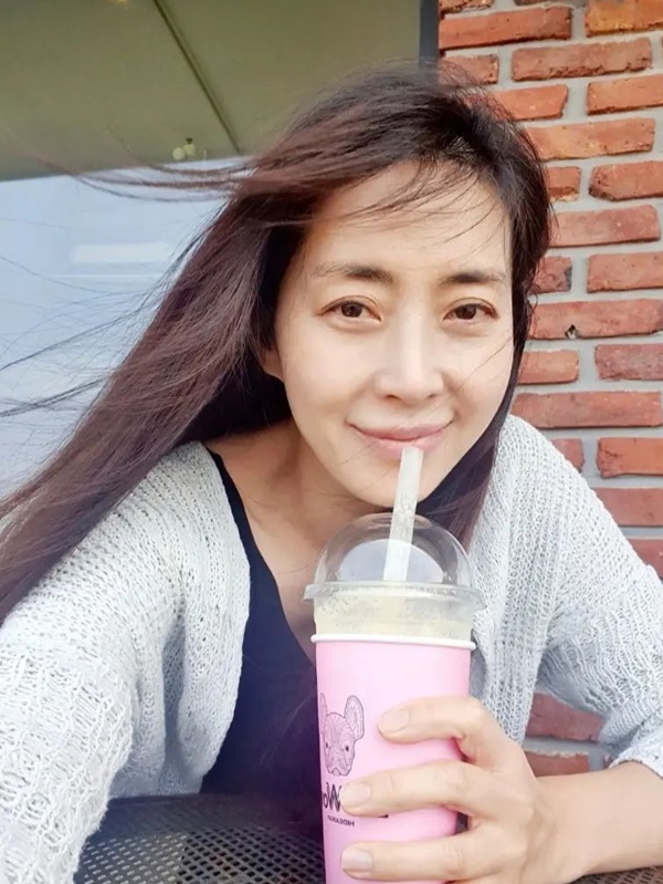 Song Yoon-ah, an actor, told the story of his recent situation.Song Yoon-ah posted a picture on the 20th with Im doing well and added, I have a lot of people wondering about the news ... Im sorry for being lazy.In the public photos, Song Yoon-ah was featured. He is enjoying a cup of tea and taking a self-portrait.Oh Yoon-ah commented, Wow ~ sister. Lee In-hye said, Show me your face often, my sister. Kim Jung-eun expressed her affection as a pretty and atmospheric sister.Song Yoon-ah married actor Sol Kyung-gu in 2009 and has a son.