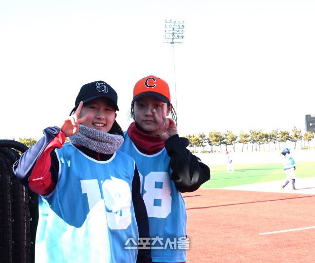2023년도 여자야구 국가대표 선발전에 참가한 한시율(오른쪽)이 사유리와 포즈를 취하고 있다. 화성 | 황혜정기자 et16@sportsseoul.com