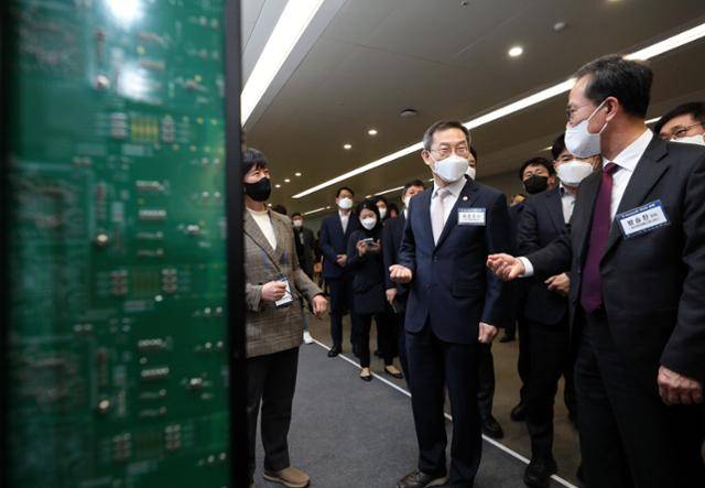 이종호(앞줄 가운데) 과학기술정보통신부 장관이 'K네트워크 2030 전략' 실현을 위한 현장 방문으로 20일 오후 서울 서초구에 위치한 삼성전자 서울R&D캠퍼스를 찾아 회사 관계자들의 설명을 듣고 있다. 뉴스1 제공