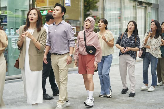 드라마 '일타스캔들'에서 반찬가게 사장 남행선(전도연)은 딸처럼 키우는 조카 남해이(노윤서)의 수업 자리를 맡기 위해 아침마다 학원 앞에 달려가 줄을 선다. tvN