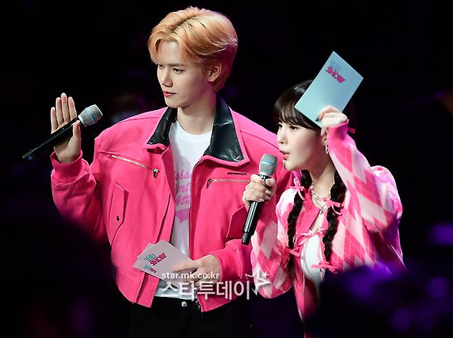 크래비티 민희(왼쪽)와 케플러 채현.