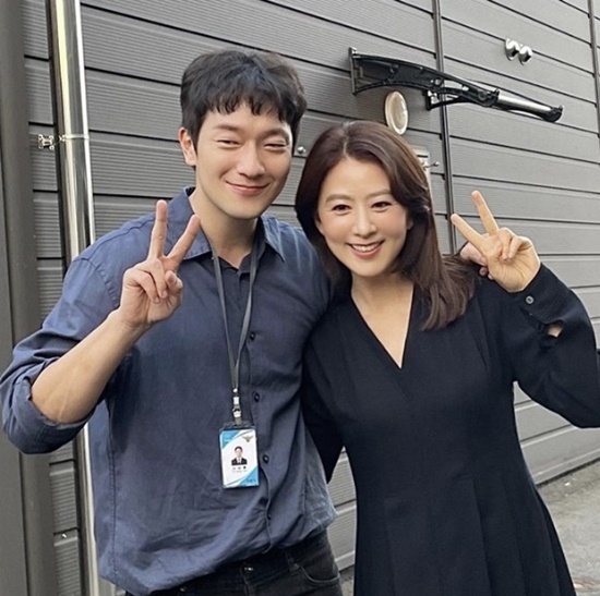 Actor Kim Hee-ae revealed his enthusiasm for My Liberation Diary.Kim Hee-ae said on the 21st, Later last summer, I was so excited to see My Liberation Diary. I met Guu by chance during filming.# Guus sickness # Sungdeok # Smile, he said, leaving an authentication shot taken with actor Son Seokgu.In the open photo, Kim Hee-ae is smiling brightly with Son Seokgu in a V-pose. Kim Hee-aes bright smile gives a glimpse of the fans heart.Kim Hee-ae added, It was nice to meet you, Son Seokgu actor. I added a warm atmosphere by saying I support Casino season 2.On the other hand, My Liberation Diary, which ended in May last year, was popular and popular, including Koo Si-ssi and Chuang Syndrome. Recently, My Liberation Diary script book was published.Photo: Kim Hee-aes personal channel