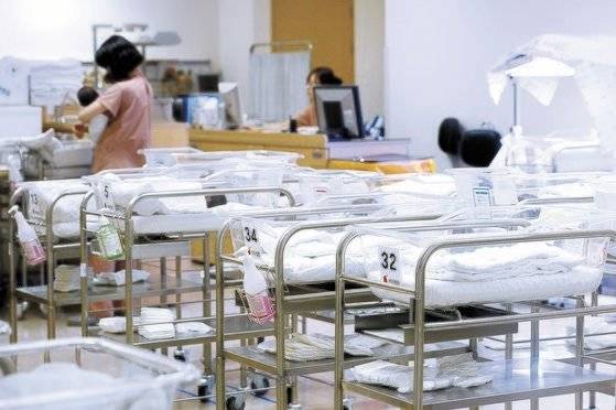 서울 한 병원 신생아실 모습. 뉴스1