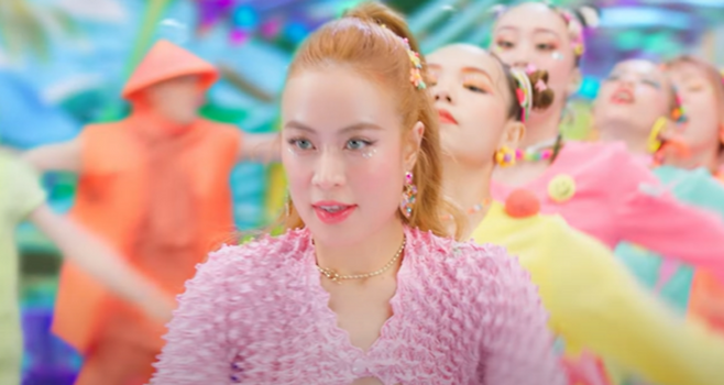 뮤직비디오에서 연기하는 황투이링.