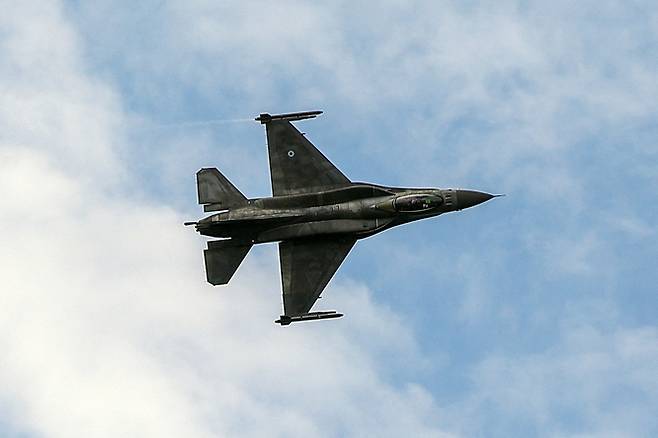 지난 21일(현지시각) 미국이 우크라이나에 F-16 전투기를 지원할 수 있다고 마이클 매카울 미국 하원 외교위원장이 밝혔다. 사진은 F-16 모습. /사진=로이터