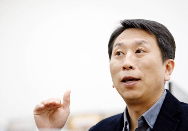 김형준 KIST 차세대반도체연구소장이 지난 16일 서울 성북구 연구실에서 진행한 인터뷰에서 챗GPT 시대 반도체 산업의 방향에 대해 설명하고 있다. 박윤슬 기자