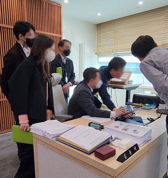 22일 수원지검 관계자들이 김동연 경기지사 집무실에 있는 업무용 PC에 대해 압수수색을 하고 있다. 김 지사 페이스북 캡처