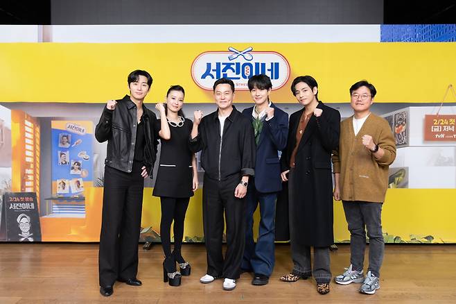 배우 박서준(왼쪽부터), 정유미, 이서진, 최우식, 김태형(뷔), 나영석PD가 22일 온라인 생중계 형식으로 열린 tvN 예능 ‘서진이네’ 제작발표회에 참석해 포즈를 취하고 있다. 사진 tvN