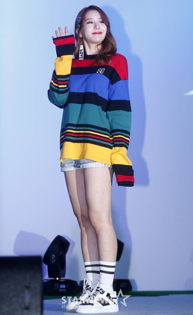 걸그룹 와썹 지애가 12일 오후 서울 강남구 K-WAVE홀에서 진행된 세 번째 미니앨범 'COLOR TV' 발매 기념 쇼케이스에서 포즈를 취하고 있다. /사진=김휘선 기자 hwijpg@