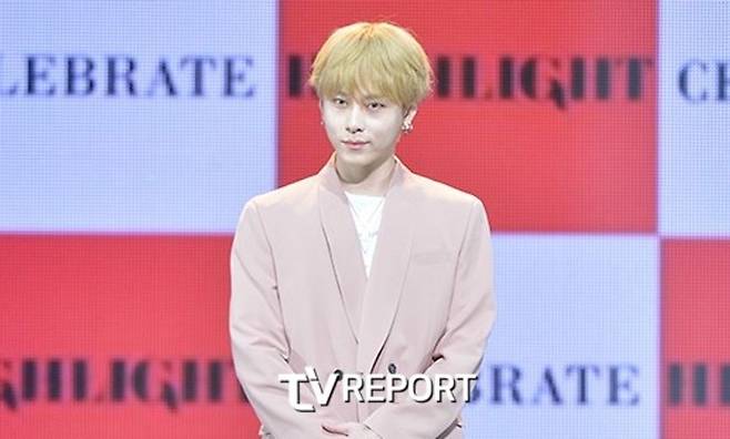 Singer Yong Jun-hyung is making a comeback -- his second attempt to return after being publicly criticized for the so-called Jung Joon-young Dont Bother Incident.Yong Jun-hyung released his new single POST IT Coming Soon Poster and Spoiler Film sequentially through the official social network service of his agency BlackMade on the 20th ~ 21st.The comeback date specified in Poster is March 2, followed by the first concept photo of this single on the 22nd.Yong Jun-hyung released the EP  ⁇  LONER in November last year and released a new music in about four months. Yong Jun-hyung opens an offline event and meets fans.It is expected that a solo concert will be held between March 18 and 19.Earlier, Yong Jun-hyung faced public criticism in the aftermath of the Burning Sun scandal that caused social rage in 2019 because he was involved in the Jung Joon-young Dont Bother revealed during the investigation of the case.There was a stir when Illegal footage was circulated in a chat room that included male stars such as Seungri from group Big Bang, singer Jung Joon-young, and Choi Jong-hoon from group FT Island.Yong Jun-hyung flatly denied the connection, but was found to have watched Illegal pornography shared in a private chat room with Jung Joon-young.In the face of mounting controversy, he admitted wrongdoing and withdrew from the group Highlights, after which Yong Jun-hyung set up the independent label BlackMade to stand alone.The first attempt at a comeback was vain, with the prevailing response condemning Yong Jun-hyungs return; most of all, many expressed disappointment at his attitude, which seemed to fail to understand the sinful nature of the Illegal filmed crime in which the apparent victim was present.Yong Jun-hyung said at the time of the release of his first solo album, I did not belong to any Dont father.But I am fully aware that there was a mistake in the conversation at the time, and I know that it is wrong that I could not correct it. There was no apology.I rushed to return and watched Illegal shoots, but Jung Joon-young did not exist either.Yong Jun-hyung has been put to the test once again ahead of this comeback, with the tag Jung Joon-young Dont Bother still remaining, the key is how he behaves.It is not just the musical perfection that the public wants for Yong Jun-hyung.