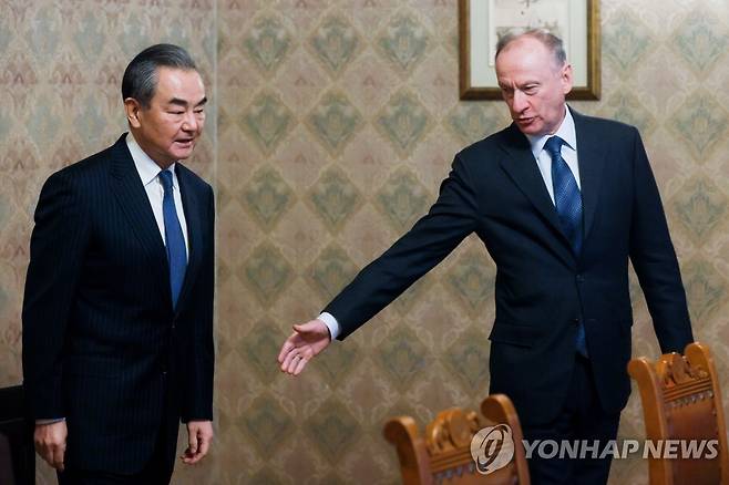 왕이 중국 공산당 중앙정치국 위원과 니콜라이 파트루셰프 러 국가안보회의 서기 (모스크바 타스=연합뉴스) 니콜라이 파트루셰프 러시아 국가안보회의 서기가 21일(현지시간) 모스크바를 방문한 왕이 중국 공산당 중앙정치국 위원과 만나고 있다. 2023.2.21 photo@yna.co.kr