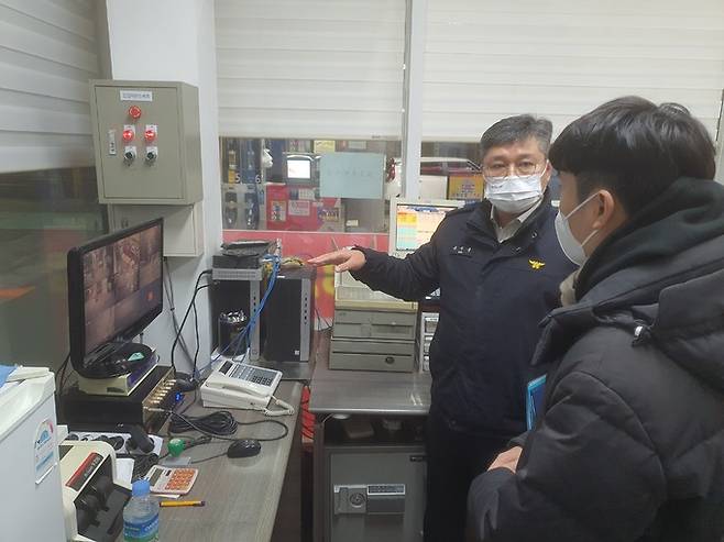 한 소방 관계자가 서울시내 주유소에서 안전관리 실태조사를 하고 있다. 서울시 소방재난본부 제공
