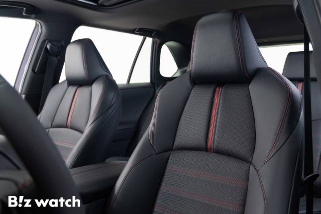 토요타 RAV4 5세대 1열 시트. 검정 가죽에 빨간 스티치를 넣은게 특징이다./사진=토요타코리아