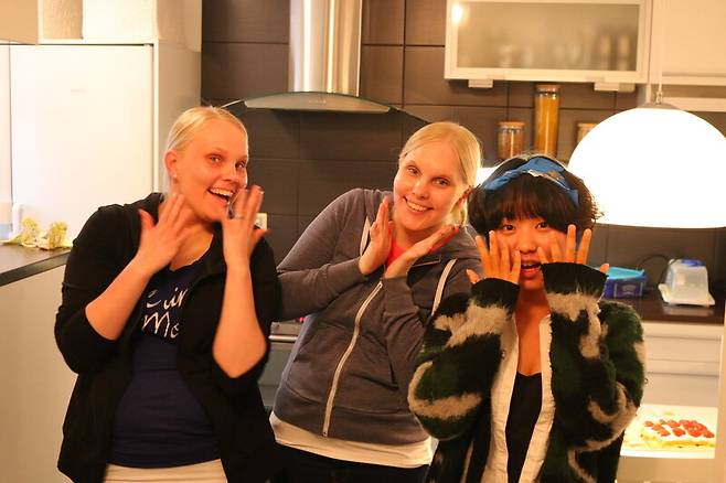 핀란드 탐페레에서 만난 카우치서핑 호스트 헤나(가운데). 열흘간 거실의 소파를 내어주었다. 조서형 제공