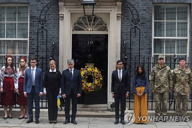 영국, 우크라이나 전쟁 1주년 묵념 (런던 AFP=연합뉴스) 리시 수낵 영국 총리 부부는 24일(현지시간) 오전 11시 총리실 앞에서 우크라이나 전쟁 1주년 묵념 행사에 참석했다. 이 행사엔 주영 우크라이나 대사 부부와 영국에서 훈련 중인 우크라이나 군인들도 동참했다. 2023.2.24 photo@yna.co.kr