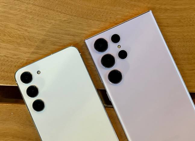 갤럭시S23 플러스 크림(왼쪽)과 울트라 라벤더(오른쪽). 이번 시리즈에서는 플러스 모델에도 컨투어컷이 사라졌다./사진=백유진 기자 byj@