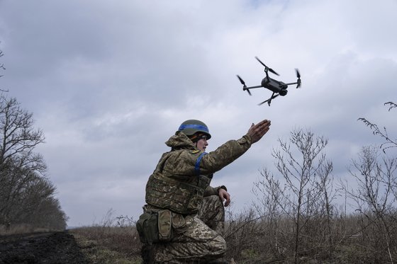 우크라이나군 장병이 드론을 날리고 있다. AP=연합