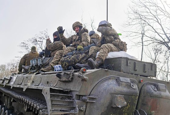 지난해 2월 바흐무트 전투에서 우크라이나군이 장갑차 위에 타고 이동하고 있다. EPA=연합뉴스