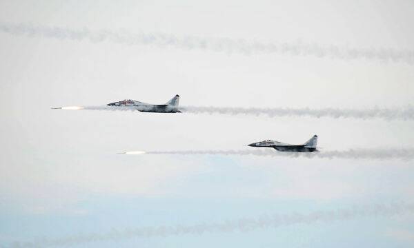 북한 공군 미그-29 전투기들이 미사일을 발사하고 있다. 조선중앙통신·연합뉴스