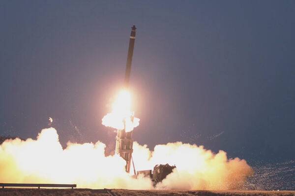 북한이 만든 600㎜ 초대형방사포가 가상 표적을 향해 발사되고 있다. 조선중앙TV·연합뉴스