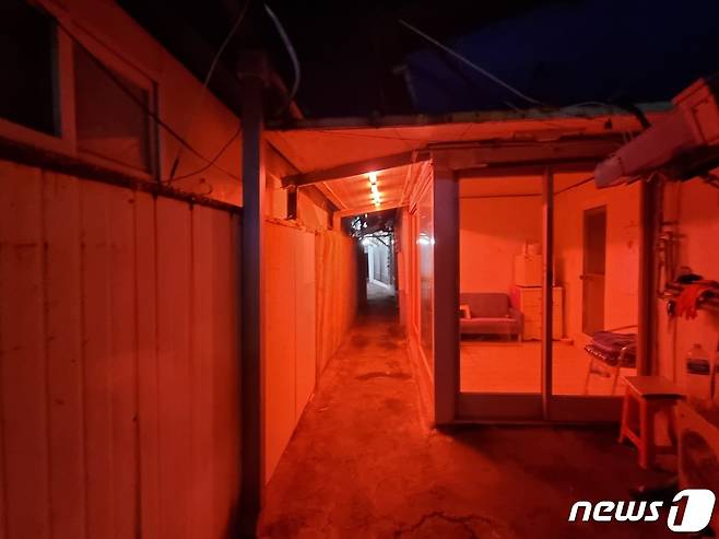 26일 오후 경기 동두천시 생연7리 성매매 집결지 내 골목이 붉게 물들어 있다.2023.02.26./뉴스1 양희문 기자