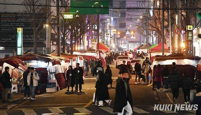 돈화문 11길의 주말인 지난 17일 저녁 모습. 따뜻한 봄이 되면 더욱 많은 시민들이 이곳을 찾을 것이다.