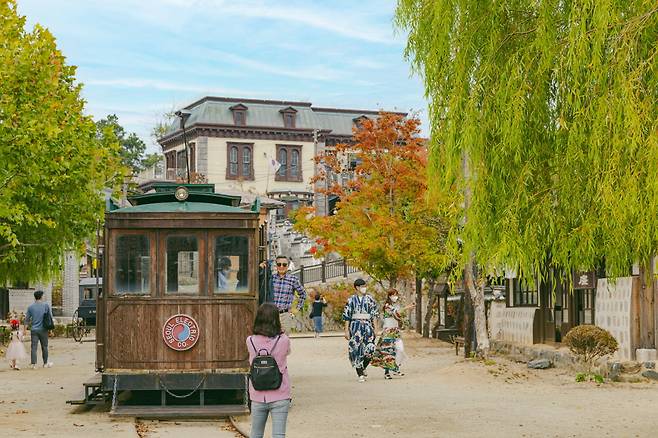 저마다의 감성으로 선샤인 스튜디오를 누비는 여행객들
