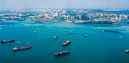 싱가포르, 말레이시아의 페낭과 믈라카 등 동남아시아의 주요 무역 거점이 돼온 도시들이 해협에 면해 있으며 지금도 오가는 상선으로 붐빈다/자료=게티이미지 코리아·주강현 제공