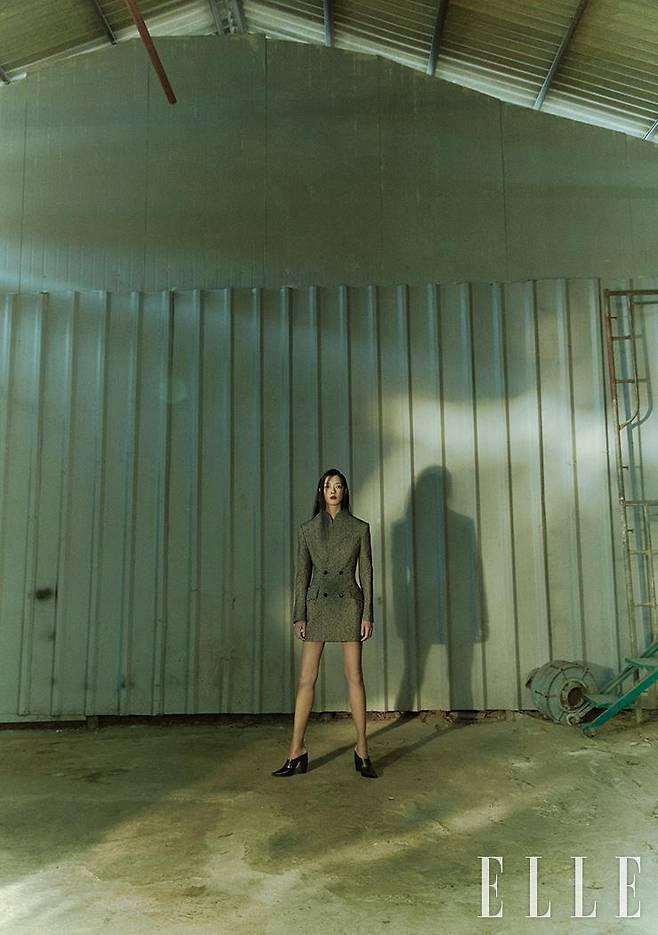 오버사이즈 재킷과 카프 레더 소재의 뮬은 모두 Bottega Veneta.