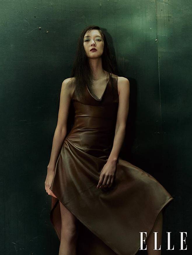 언밸런스 실루엣의 나파 레더 드레스는 Bottega Veneta.