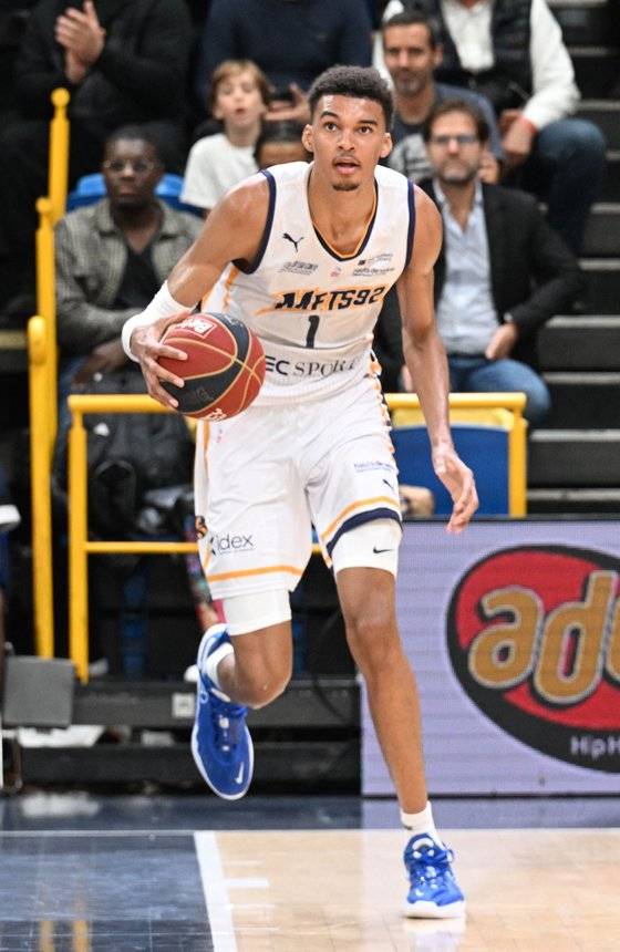 웸반야마는 “아데토쿤보의 힘과 듀랜트의 기술을 갖는 게 목표”라고 했다. AFP=연합뉴스