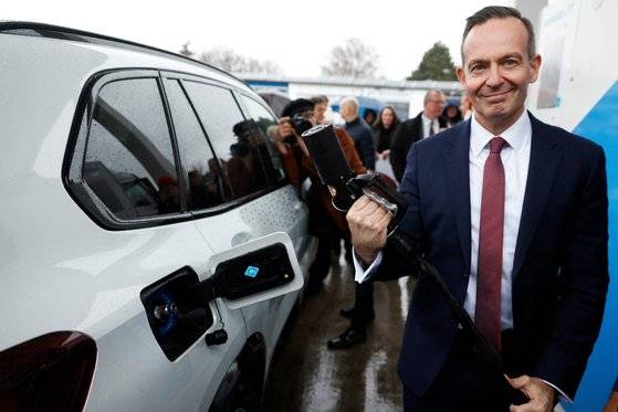 지난 1월 독일 베를린에서 폴커 비싱 독일 연방 디지털교통부 장관이 BMW의 수소차 iX5를 충전하고 있다. 로이터=연합뉴스