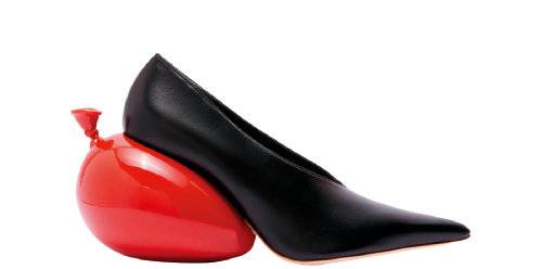 풍선을 밟은 듯한 위트를 선보인 힐. 140만 원 로에베.