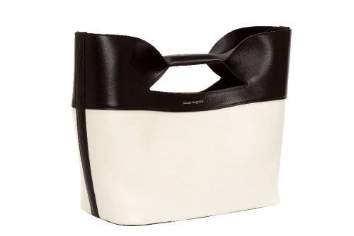 블랙과 화이트 컬러에 단조로우면서도 모던한 스타일의 토트백. 279만 원 알렉산더맥퀸.