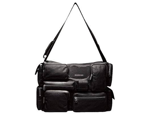 포켓이 많아서 다양한 물건을 수납할 수 있는 숄더백. 350만 원 발렌시아가.